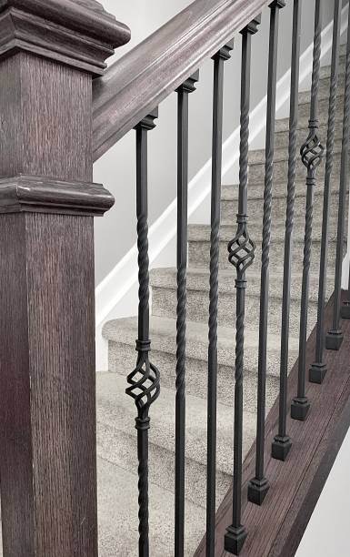 scala in legno e ferro bannister - staircase indoors wrought iron mansion foto e immagini stock