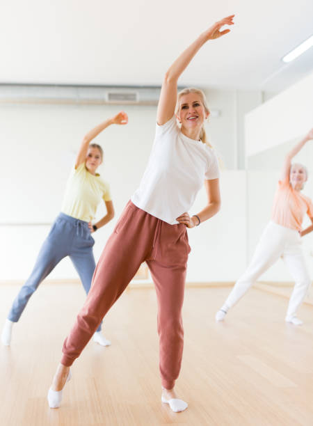 femme dansant pendant le cours de groupe - jazz ballet photos et images de collection