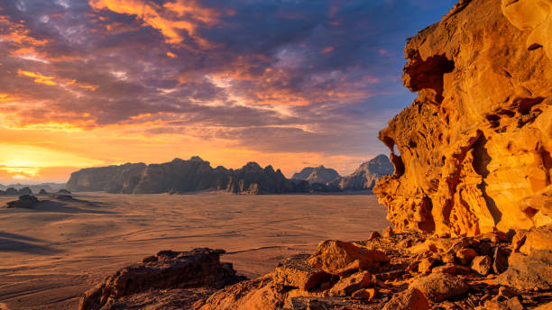 wadi rum nascer do sol - dramatic sky famous place canyon majestic - fotografias e filmes do acervo