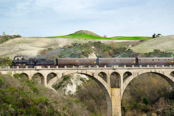 train à vapeur sur le ponte della val d’orcia - tuscany landscape italy siena photos et images de collection