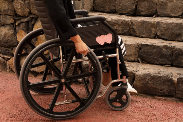 mujer discapacitada discapacitada en silla de ruedas en la colina de la montaña disfrutando de la vista - cuadriplégico fotografías e imágenes de stock