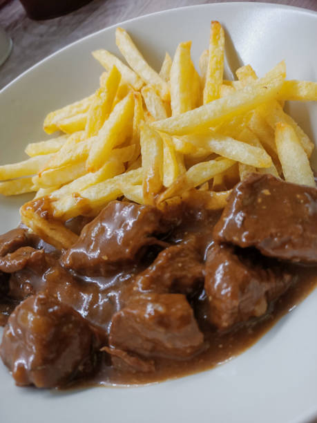 Carbonnade flammande fries Plat en sauce nord de la France. Frites et carbonnade flammande beef stew stock pictures, royalty-free photos & images