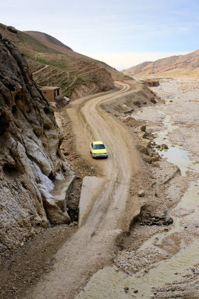 estrada do vale charkent de charkent gate, província de balkh, afeganistão - afghanistan desert dirt road hill - fotografias e filmes do acervo