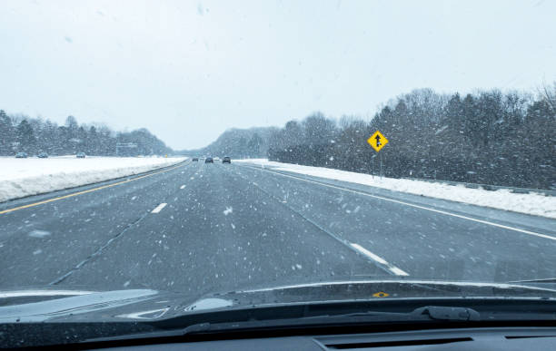 blizzard snow expressway highway driving - car winter road reflector snow - fotografias e filmes do acervo