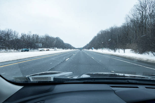 snow flurry expressway highway driving - car winter road reflector snow - fotografias e filmes do acervo