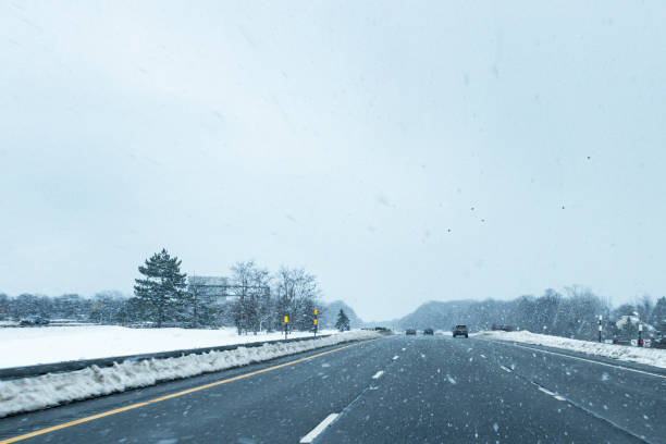 冬雪高速道路高速道路運転 - car winter road reflector snow ストックフォトと画像