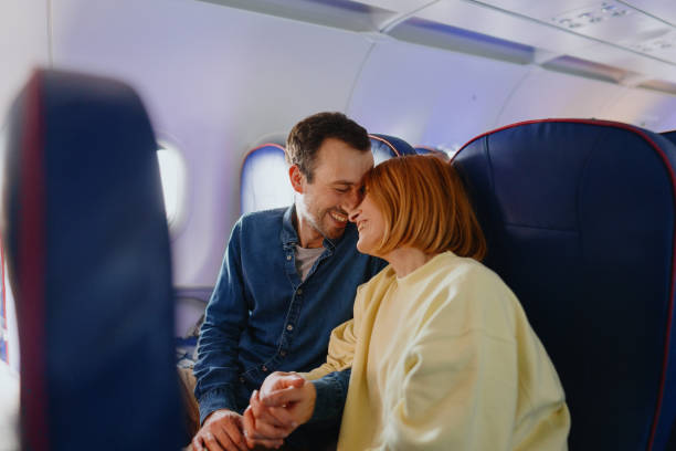 비행기로 여행하는 커플 - honeymoon airplane window travel 뉴스 사진 이미지