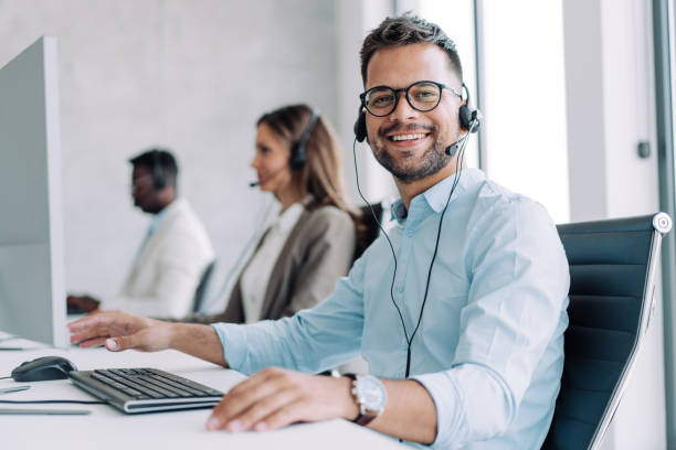 pracownicy call center. - call center it support customer service representative headset zdjęcia i obrazy z banku zdjęć