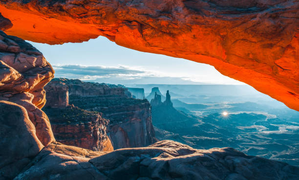 mesa arch nascer do sol - canyonlands national park utah mesa arch natural arch - fotografias e filmes do acervo