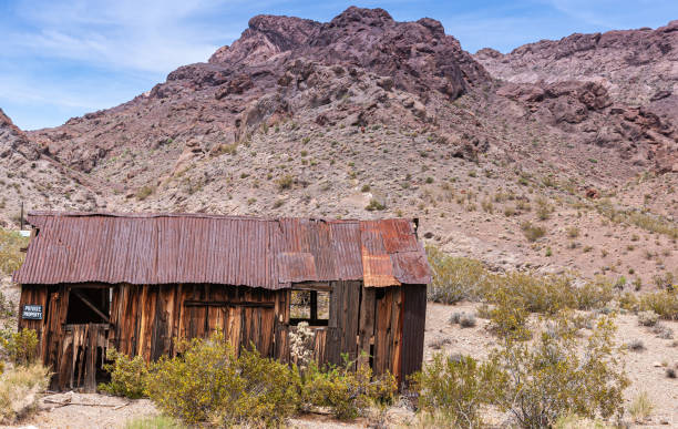 istock Abandoned rusty metal shed in Eldorado mountains, Nelson Nevada USA 1388652939
