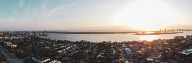панорамная аэрофотосъемка роскошных особняков в уэст-палм-бич флорида - house florida real estate mansion стоковые фото и изображения