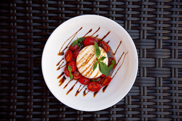 queso burrata fresco con tomate y albahaca. vista superior. - caprese salad salad restaurant vinegar fotografías e imágenes de stock