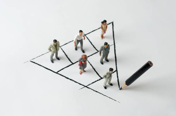 повелитель марионеток: бизнес-иерархия 1 - figurine business toy high angle view стоковые фото и изображения