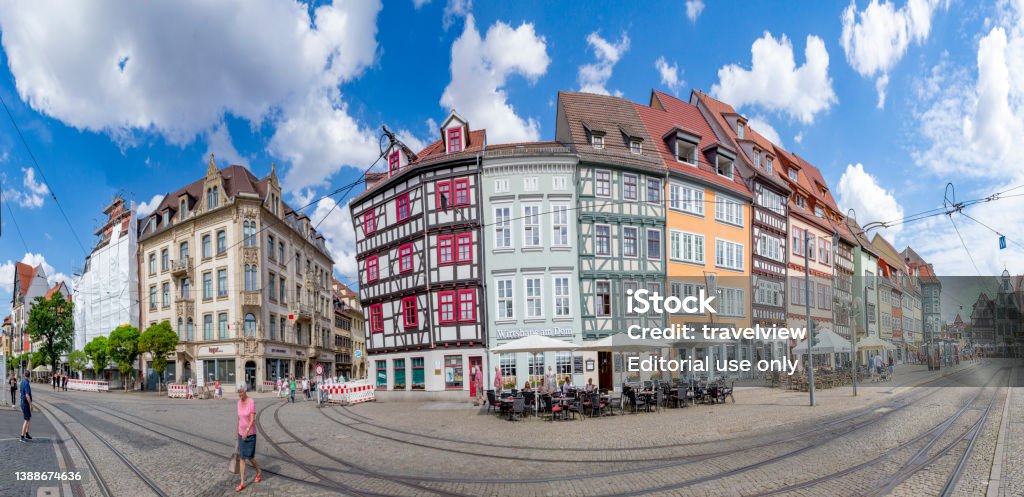 orang-orang di alun-alun pusat di depan katedral di kota Erfurt, Jerman. Erfurt adalah Ibu Kota Thuringia dan kota ini pertama kali disebutkan pada tahun 742. - Bebas Royalti Arsitektur Foto Stok orang-orang di alun-alun pusat di depan katedral di kota Erfurt, Jerman. Erfurt adalah Ibu Kota Thuringia dan kota ini pertama kali disebutkan pada tahun 742. - Bebas Royalti Arsitektur Foto Stok