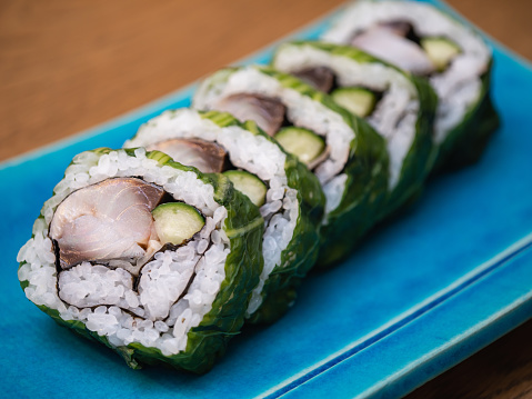 Sushi made by wrapping vinegared mackerel with vinegar rice.