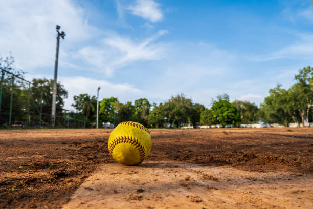 ホームページ上の古いソフトボールとホームプレートからのソフトボール場の眺め - baseball dirt softball baseball diamond ストックフォトと画像