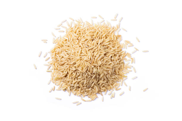 mucchio di riso integrale grossolano isolato su bianco - brown rice rice healthy eating organic foto e immagini stock