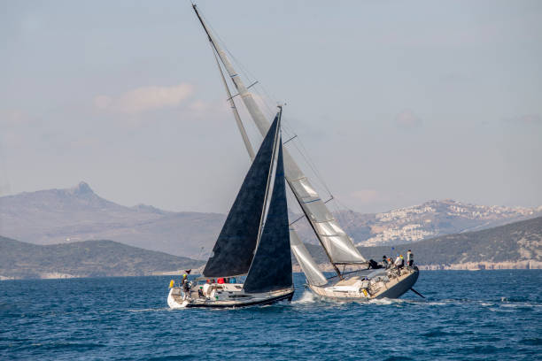 barche a vela che si schiantano durante la regata - sailboat sailing sports race yacht foto e immagini stock