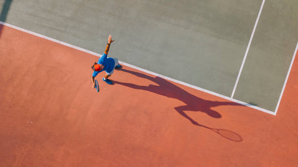 드론 관점 아시아 테니스 선수 서빙 더 볼 와 그림자 바로 위에 - tennis serving men court 뉴스 사진 이미지