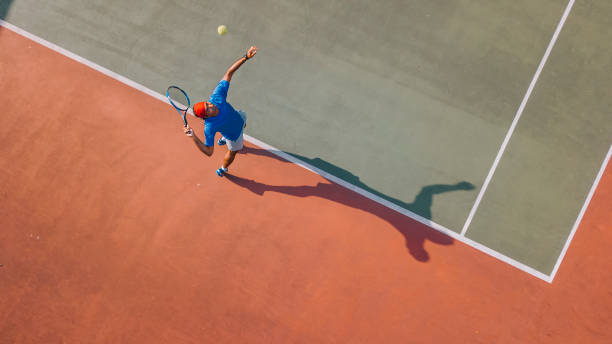 드론 관점 아시아 테니스 선수 서빙 더 볼 와 그림자 바로 위에 - tennis serving men court 뉴스 사진 이미지