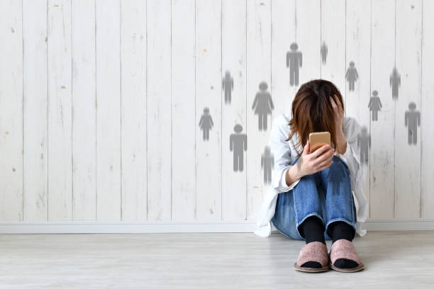 インターネット上の人間関係に苦しむ女性 - 強迫性障害 日本人 ストックフォトと画像