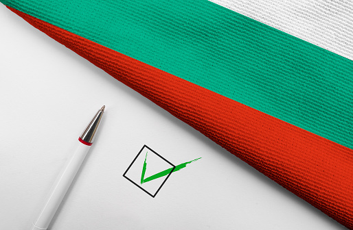 Bandera de Bulgaria y marca de verificación photo
