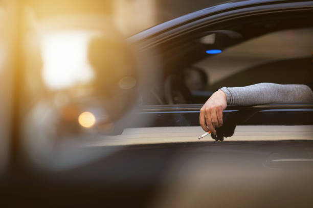 mão segurar fumar tobaco no carro - tobaco - fotografias e filmes do acervo