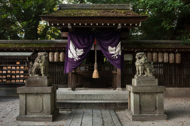 sanctuaire shinto du parc du palais impérial de kyoto - shintoïsme photos et images de collection