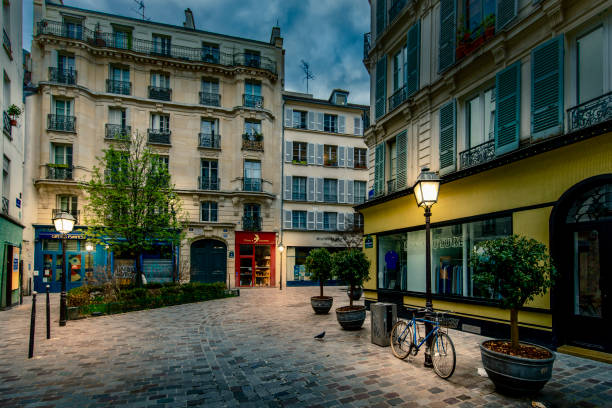 strada tipica nel quartiere marais con rue des rosiers a parigi - jewish quarter foto e immagini stock