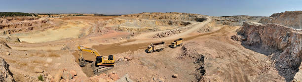 vue panoramique de la carrière avec camions et excavatrice - surface mine photos et images de collection