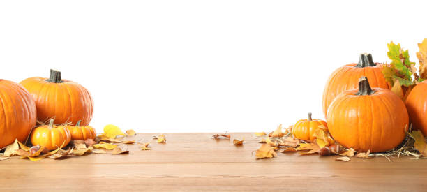 白い背景に木製のテーブルの上に熟したカボチャと紅葉の組成物。ハッピー感謝の日 - color image thanksgiving photography harvest festival ストックフォトと画像