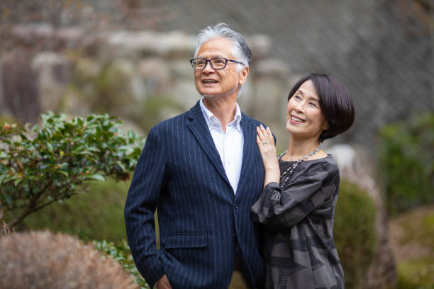 exitosa pareja japonesa jubilada senior - upper class wealth women senior adult fotografías e imágenes de stock