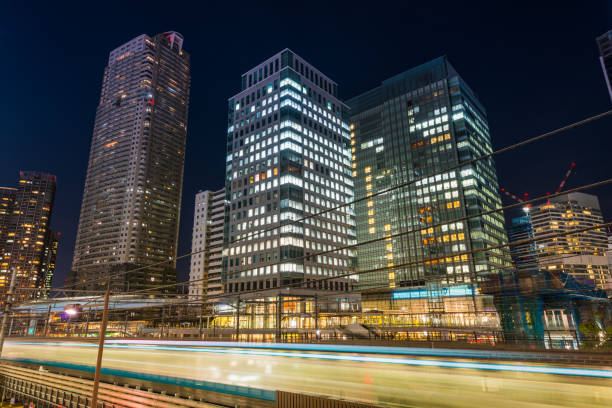 미래지향적인 마천루 도시 경관 네온 나이트 도쿄 일본을 통과하는 열차 확대 - shiodome urban scene blurred motion tokyo prefecture 뉴스 사진 이미지