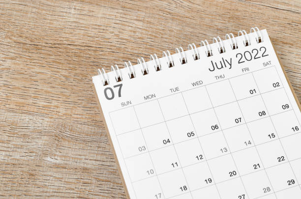 calendario de escritorio de julio de 2022 sobre fondo de madera. - julio fotografías e imágenes de stock