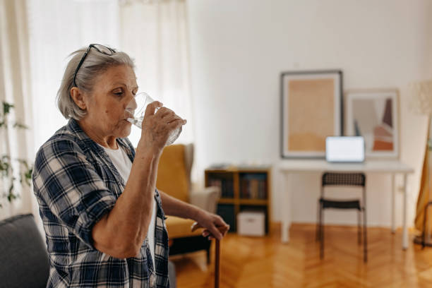 donna anziana assetata - thirsty foto e immagini stock