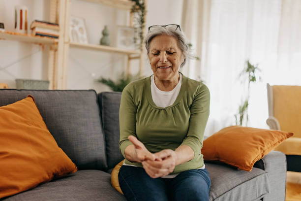 istock Older woman is suffering from rheumatism 1388772458