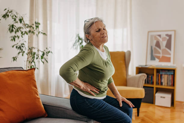 mujer con problemas renales - backache pain women illness fotografías e imágenes de stock