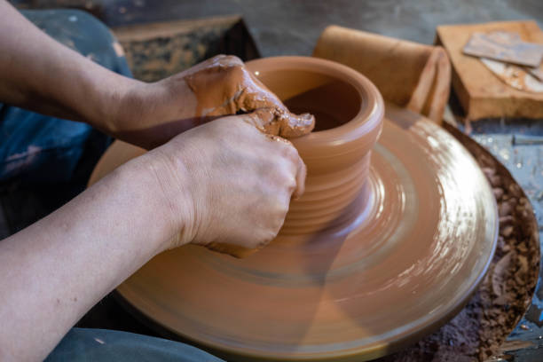 руки гончара, создавая глиняную банку на круге - making craft craftsperson circle стоковые фото и изображения