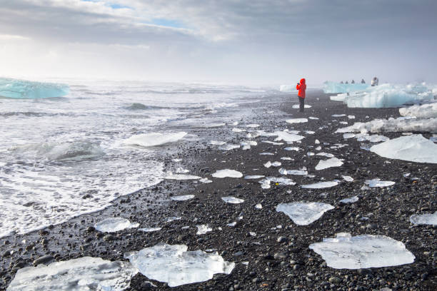 nascer do sol sobre a famosa praia de diamantes islândia esta praia de lava de areia - sunrise mountain winter arctic - fotografias e filmes do acervo