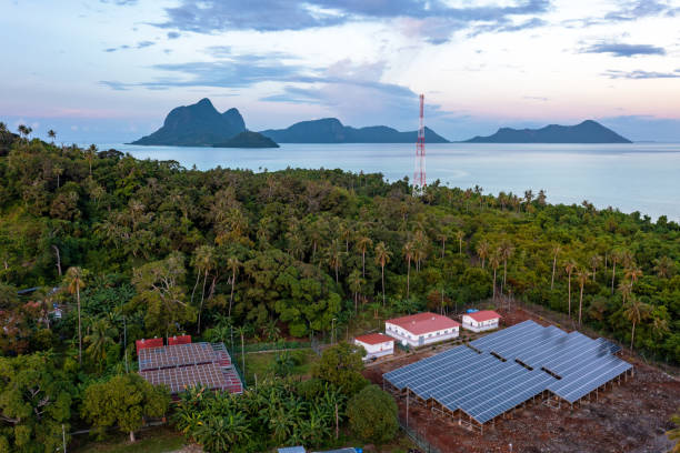 pannello solare nell'isola - island of borneo foto e immagini stock