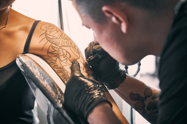 istock Making Japan Style Tattoo on customers shoulder 1388813943