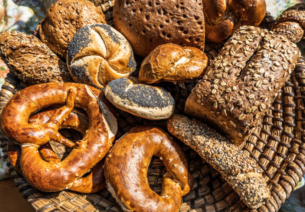 типичный немецкий хлеб - крупным планом - basket bread breakfast close up стоковые фото и изображения
