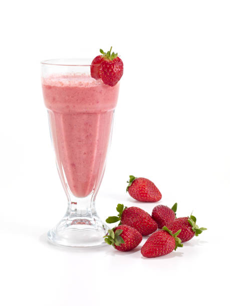 smoothie à la fraise - cocktail à la fraise photos et images de collection