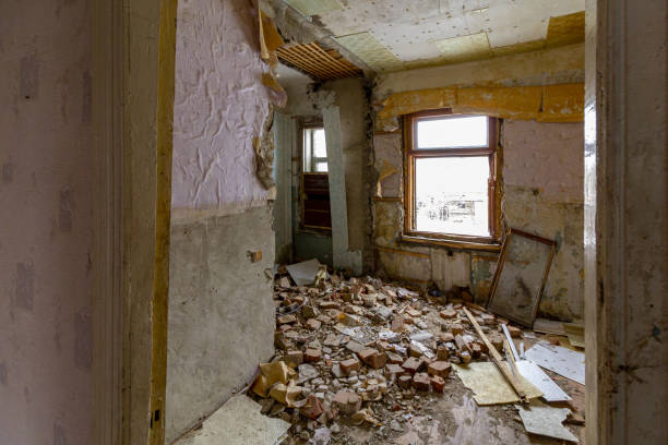многие кирпичи упали из отверстия в стене дома. разрушенный взрывом жилой жилой дом. - donetsk oblast стоковые фото и изображения