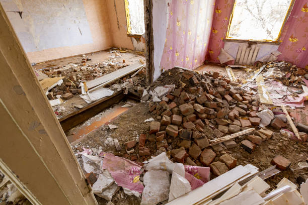 viele ziegel fielen aus einem loch im dach und in den wänden des hauses. zerstört durch eine explosion wohnhaus. - armed forces kyiv ukraine eastern europe stock-fotos und bilder