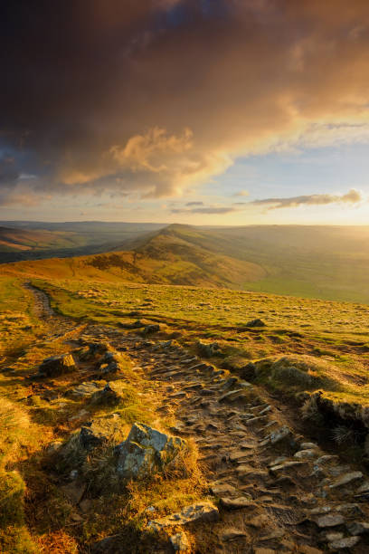 the great ridge sunrise, mam tor, peak district national park, inglaterra, reino unido - mam tor - fotografias e filmes do acervo