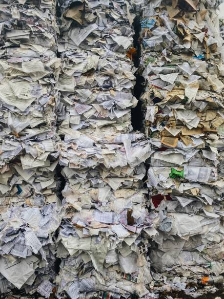 papier ułożony w stosy gotowy do recyklingu - garbage dump vertical outdoors nobody zdjęcia i obrazy z banku zdjęć