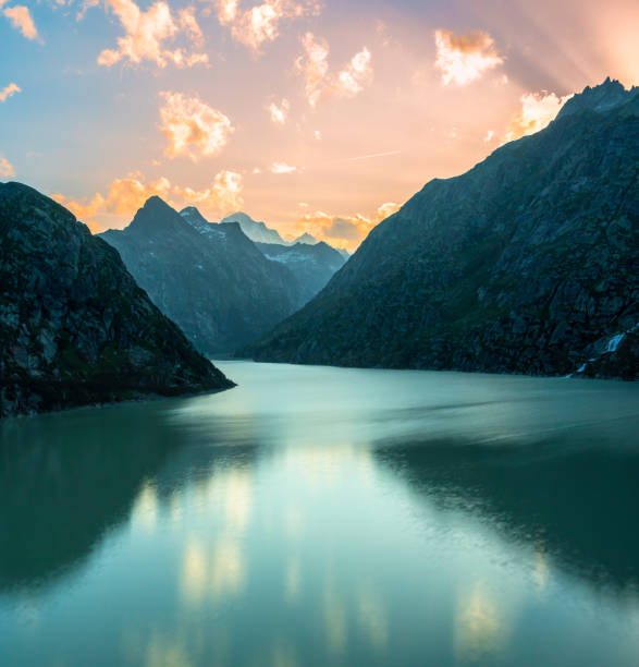 lago grimselsee al atardecer - sunset dusk mountain reservoir fotografías e imágenes de stock