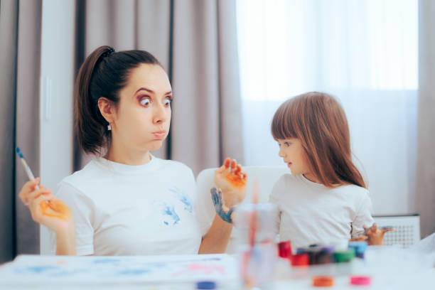 funny naughty girl staining clothes with paint in art class - child art paint humor - fotografias e filmes do acervo