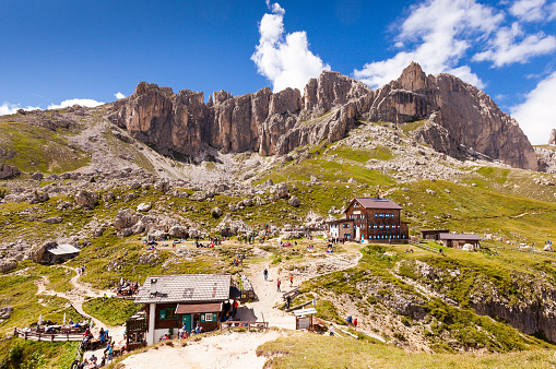 Paolina Hut is located at 2125 meters above sea level on the southwestern slope of the Rosengarten. It is located in the municipality of Sèn Jan di Fassa in Trentino, just a few meters from the border with the South Tyrolean municipality of Welschnofen, and is almost 400 meters above the Karer Pass and about 600 meters above the Karersee.